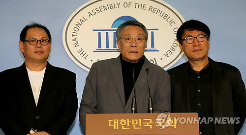 ▲ 지난 10월 22일 국회 정론관에서 문화예술인을 대표해 민주통합당 문재인 대선후보와 무소속 안철수 대선후보의 단일화를 촉구하고 있는 황석영.ⓒ 연합뉴스