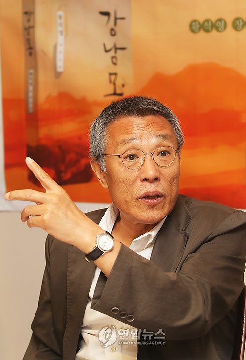 ▲ 2010년 6월30일 <강남몽> 출간 기념 기자간담회에 참석해 기자들의 질문에 답하고 있는 황석영(자료사진).ⓒ 연합뉴스