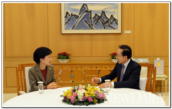 ▲ 28일 오후 3시 이명박 대통령이 박근혜 당선인을 청와대에서 반갑게 맞고 있다. ⓒ 뉴데일리