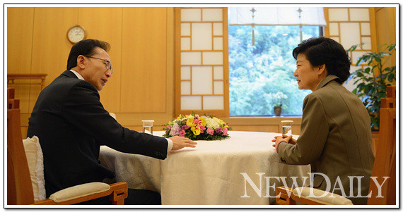 ▲ 이명박 대통령과 박근혜 대통령 당선인이 28일 청와대에서 회동을 갖고 있다. ⓒ 뉴데일리