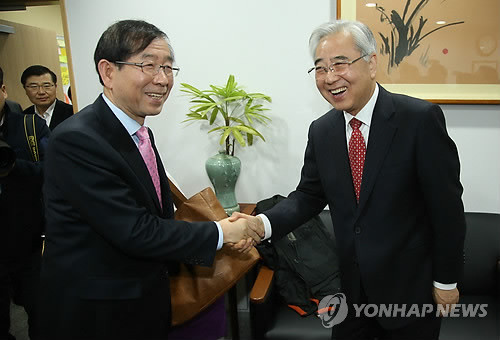 ▲ 28일 오전 박원순 서울시장이 당선 인사차 서울시청을 방문한 문용린 서울시교육감을 집무실에서 만나 악수를 나누고 있다.ⓒ 연합뉴스