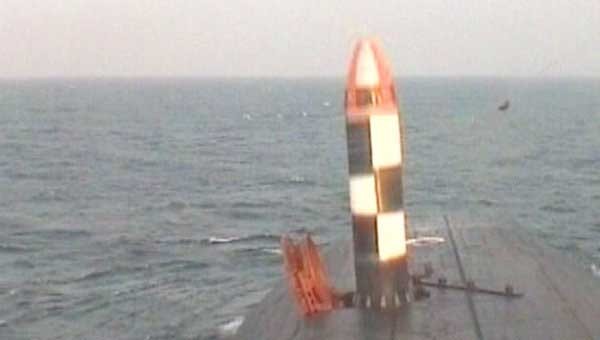 ▲ 세계최대 잠수함인 타이푼급에서 발사하는 신형 SLBM 불라바(Bulava)의 모습.