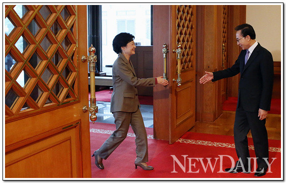 ▲ 이명박 대통령과 박근혜 대통령 당선자가 28일 청와대에서 만나고 있다. ⓒ 뉴데일리