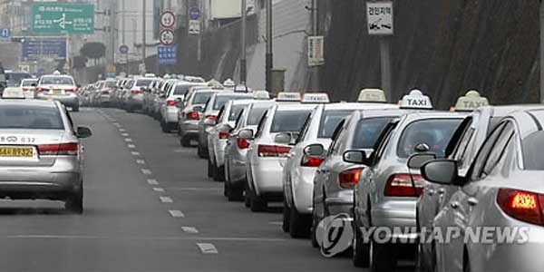 ▲ 일명 '서부역'으로 불리는 서울역 후문의 차선 하나를 통째로 차지한 채 불법 주정차를 하고 있는 택시들.[사진: 연합뉴스]