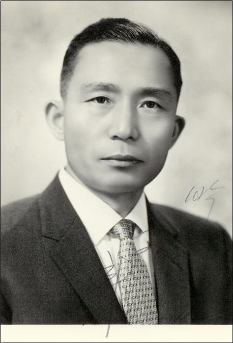 ▲ 1966년 3월 박 대통령이 친필 서명한 사진ⓒ소장자 이현표.
