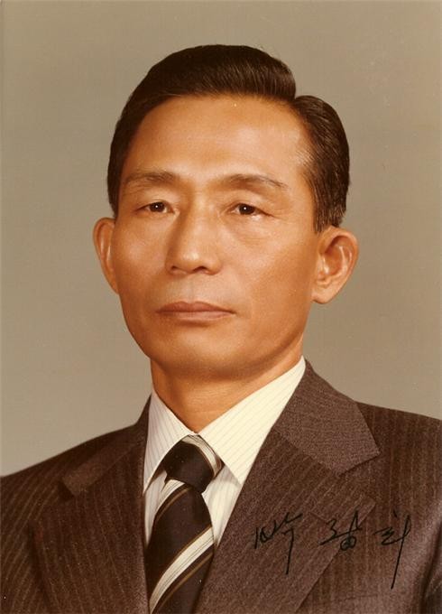 ▲ 1975년 10월 박 대통령이 친필 서명한 사진ⓒ소장자 이현표.