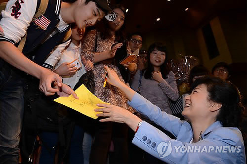▲ 박근혜 대선후보에게 사인을 받고 즐거워하는 학생들 (사진: 연합뉴스)