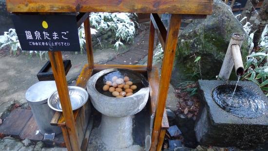 ▲ 숙소 사잇길에 온천물로 삶은 계란이 언제나 놓여있다.