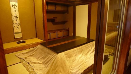 ▲ 우리의 화롯불에 해당하는 고다쯔. 온천수로 방바닥을 데워놓아 차를 마시며 오손도손 수다떨기에 놓다.