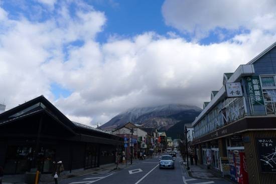▲ 유후인 역에서 바라본 마을 전경