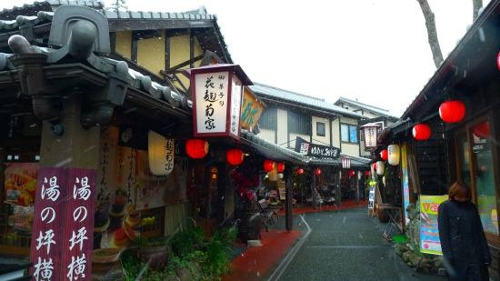 ▲ 유후인 마을의 골목. 전형적인 일본식 선술집 골목 분위기다.