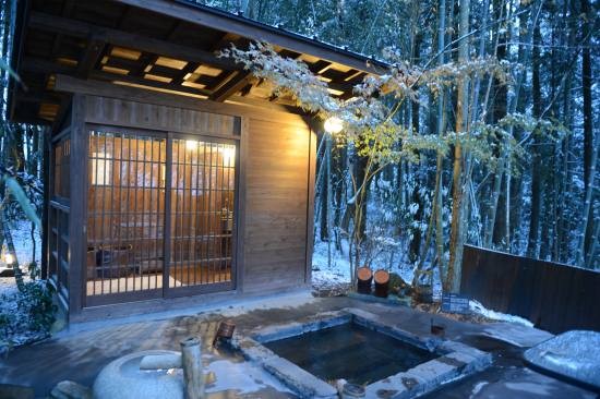 ▲ 2명 정도 들어갈 수 있는 작은 노천탕