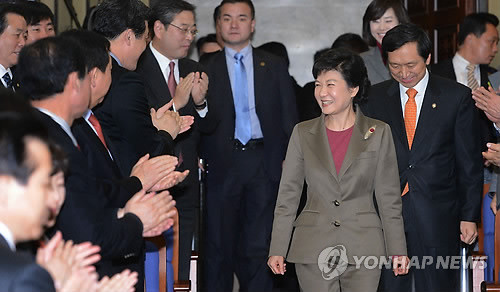 ▲ 박근혜 대통령 당선인이 31일 오후 국회에서 열린 새누리당 의원총회에 참석, 의원들의 박수를 받으며 의총장으로 들어서고 있다. ⓒ 연합뉴스