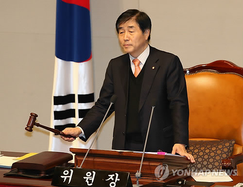 ▲ 장윤석 국회 예산결산특위 위원장이 31일 밤 국회에서 새해 예산안 처리를 위한 예결특위 전체회의를 시작하며 의사봉을 두드리고 있다. ⓒ연합뉴스