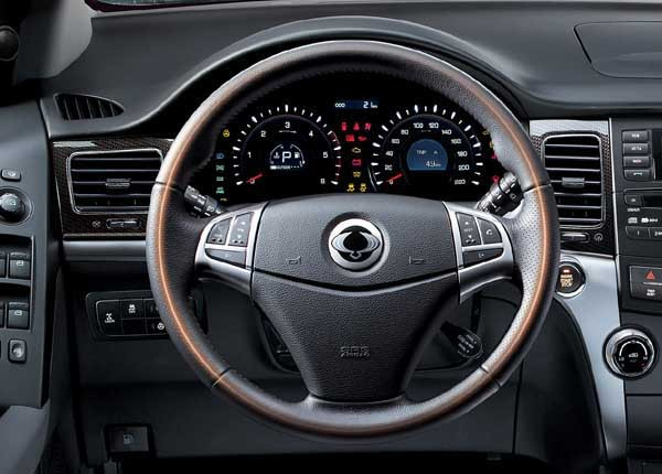 ▲ 코란도 C Limited 모델의 스티어링휠.