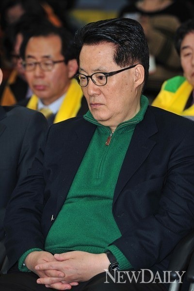 ▲ 지난달 19일 어두운 표정으로 대선 개표 결과를 바라보는 민주당 박지원 전 원내대표 ⓒ정상윤 기자