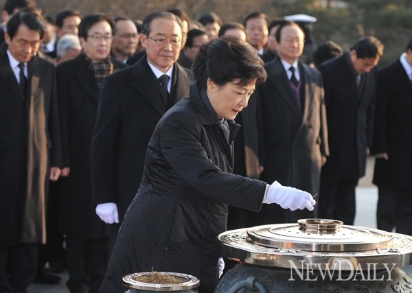 ▲ 박근혜 당선인이 지난달 20일 현충원을 방문해 호국영령들에게 참배했다. ⓒ 이종현 기자