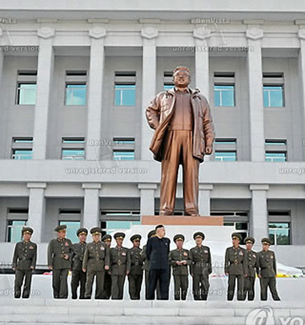 3대 세습 절대군주제 [전체주의]의 영생교주가 된 김정일 동상. 인간과 개인의 존엄성이 살륙자 김정일의 발 아래 짓밟히고 있는 상징적 모습이다.