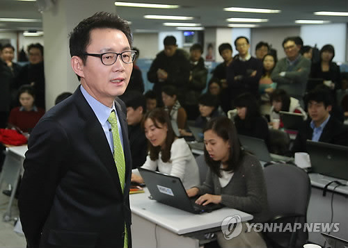 ▲ 윤창중 대통령직 인수위 대변인이 2일 오후 여의도 새누리당 당사에서 인수위원 인선 계획 등에 대해 브리핑을 한 뒤 기자들의 질문에 답하고 있다. ⓒ 연합뉴스