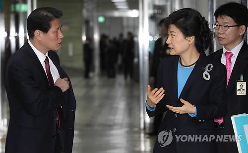 ▲ 박근혜 대통령 당선인(오른쪽)이 안봉근 전 비서관(왼쪽)과 대화를 나누고 있다. 자료사진. ⓒ 연합뉴스