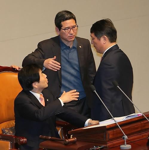 ▲ 지난 31일 예결위에서 (왼쪽부터)장윤석 위원장과 김학용·최재성 간사가 막판 예산 조율을 하고 있다. ⓒ 연합뉴스