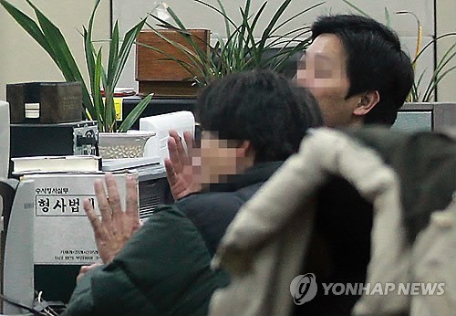 ▲ 지난해 1월 주한 일본대사관에 화염병을 투척한 혐의로 기소된 중국인 류창 씨(왼쪽)가 서울 종로경찰서에서 조사를 받고 있는 모습(자료사진).ⓒ 연합뉴스