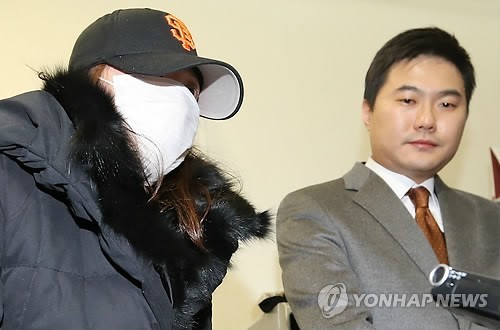▲ 사진은 여직원 김모씨(왼쪽)와 김씨의 변호인.(자료사진) ⓒ 연합뉴스