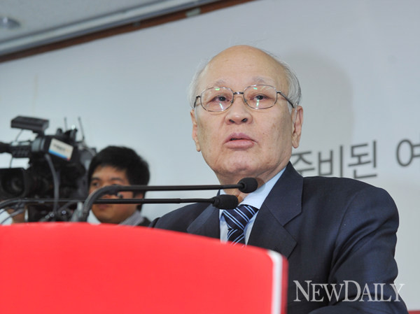 ▲ 김용준 대통령직 인수위원장의 기자회견 모습. ⓒ이종현 기자