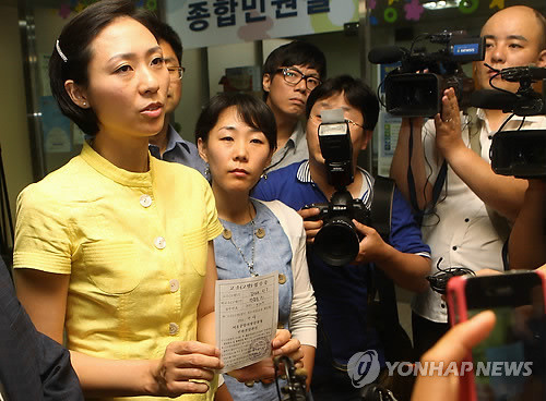 ▲ 암 수술 후 별세한 탤런트 박주아의 유족과 한국신장암환우회, 한국환자단체연합회, 故 박주아 의료사고 진실규명 대책위원회가 서울 서초구 서초동 서울중앙지검에 신촌 세브란스병원 병원장과 담당 의사 등을 의료사고 혐의로 고발하는 고발장을 접수한 후 취재진과 인터뷰를 하고 있다.  [2011.7.4  연합뉴스 자료사진]