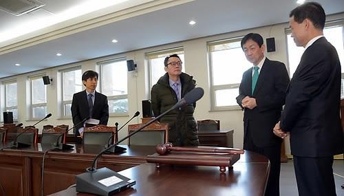 ▲ 3일 서울 삼청동 한국금융연수원 내 대통령직 인수위원회에서 진 영 부위원장(오른쪽 두번째)과 윤창중 대변인(왼쪽 두번째), 임종훈 행정실장이 인수위 본관 대회의실을 둘러보고 있다. 왼쪽은 김재흠 행안부 과장. ⓒ 연합뉴스