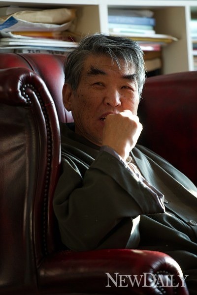 ▲ 와 인터뷰 중인 김지하 시인의 모습. ⓒ정상윤 기자