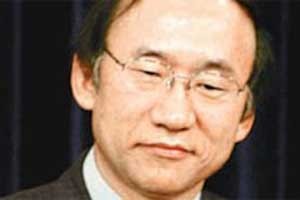 ▲ 2007년 10월 4일 남북정상회담 이후 김장수 국방장관과 김만복 국정원장이 김정일과 악수하는 태도를 비교하는 사진이 화제가 됐다.