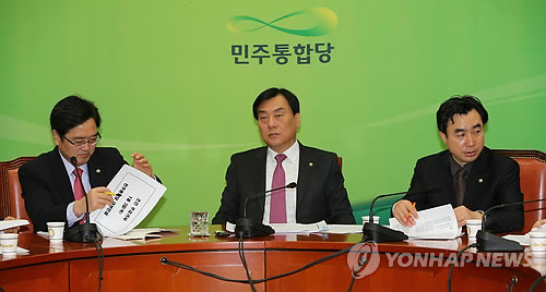 ▲ 민주통합당 우원식 원내수석부대표(왼쪽부터), 박기춘 원내대표, 윤관석 원내대변인이 지난 3일 오전 국회에서 고위정책회의 시작을 기다리고 있다. ⓒ 연합뉴스