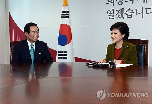 ▲ 박근혜 대통령 당선인이 4일 오후 서울 종로구 통의동 금융감독원 연수원에 마련된 대통령 당선인 집무실에서 누카가 후쿠시로(額賀福志郞) 한일의원연맹 간사장을 비롯한 아베 신조(安倍晋三) 일본 총리의 특사단과 대화를 나누고 있다. 2013.1.4 ⓒ 연합뉴스