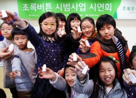 ▲ ⓒ뒷줄 오른쪽 2번째부터 박인식 SK텔레콤 기업사업부문장, 이주호 교육부 장관, 김기선 국회의원, 초록우산어린이재단 이제훈 회장.