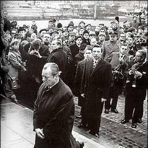 ▲ 1970년 12월 7일 폴란드를 방문한 빌리 브란트 서독수상이 바르샤바의 전쟁희생자 비석 앞에서 무릎을 꿇고 히틀러의 죄악을 사죄하고 있다.