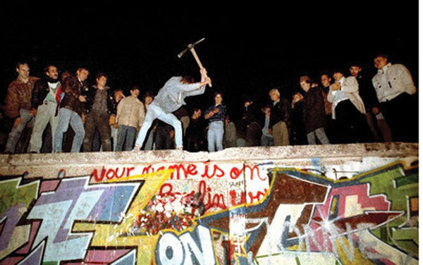 ▲ 베를린 장벽을 깨는 동독 주민들.(1989, 11)