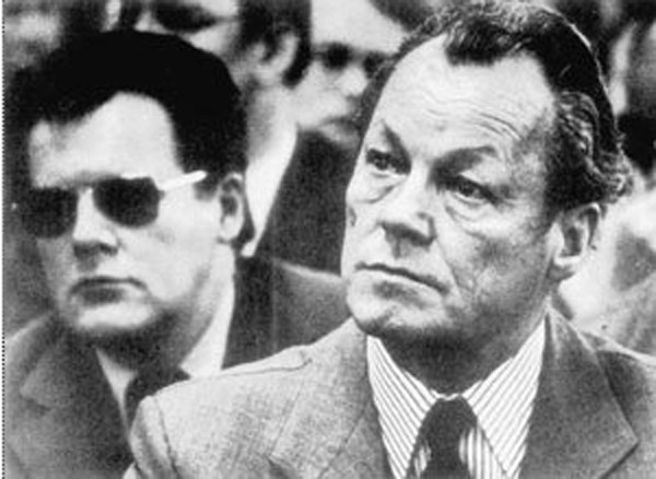 ▲ 빌리 브란트 서독수상 뒤에 따르는 비서 기욤, 동독 간첩으로 들통난뒤 동독의 자유투쟁 정치법 30명과 교환되었다.