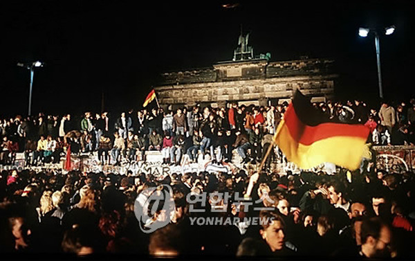 ▲ 베를린 장벽 붕괴를 축하하는 시민들.