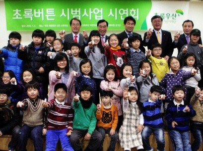 ▲ ⓒ뒷줄 오른쪽 2번째부터 박인식 SK텔레콤 기업사업부문장, 이주호 교육부 장관, 김기선 국회의원, 초록우산어린이재단 이제훈 회장.