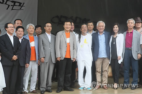 ▲ 지난해 8월12일 강원 화천군 상서면 다목리 감성마을에서 열린 '이외수 문학관' 개관식에 손학규 상임고문과 김한길 최고위원 부부 등 민주통합당 관계자들이 참석해 기념 촬영을 하고 있다. 이날 개관식에는 민병희 강원교육감, 정갑철 화천군수, 디자이너 이상봉씨도 참석했다. ⓒ연합뉴스