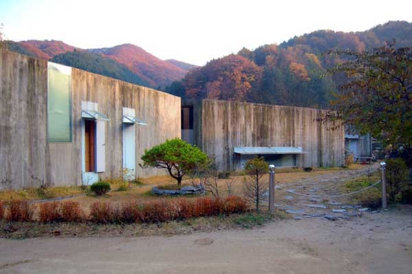 ▲ 화천군청이 지어준 이외수 씨의 집 '감성마을'의 외관.