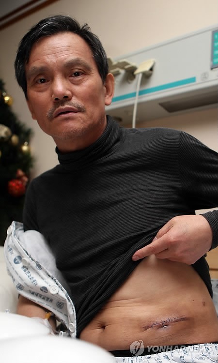 ▲ 지난해 1월 갑상샘 수술을 위해 서울대병원에 입원한 고인이 취재진과 인터뷰하는 모습. ⓒ 연합뉴스