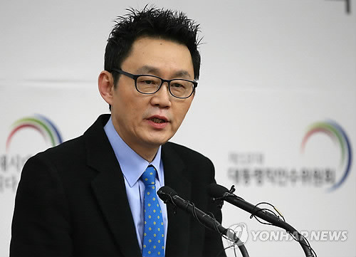 ▲ ⓒ윤창중 대통령직인수위원회 대변인이 5일 오후 서울 종로구 삼청동 한국금융연수원 내 인수위원회 브리핑룸에서 인수위 인선과 관련된 브리핑을 갖고 취재진의 질문에 답하고 있다.(연합뉴스)