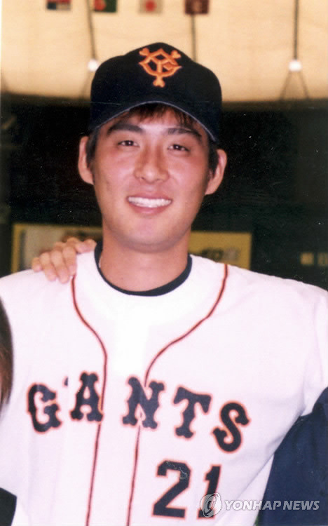 ▲ 고(故) 최진실씨의 전 남편인 전직 프로야구 선수 조성민(40)씨가 6일 오전 서울 강남구 도곡동 한 아파트에서 숨진채 발견됐다. 경찰은 조씨가 화장실에서 허리끈으로 목을 맨 채로 발견됐다고 밝혔다. 사진은 조씨가 요미우리 유니폼을 입고 포즈를 취하는 모습. ⓒ연합뉴스