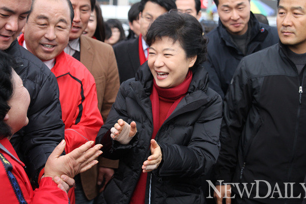 ▲ 박근혜 대통령 당선인의 대통령직 인수위원회가 6일 오후 서울 삼청동 금융연수원에서 현판식을 갖고 공식 출범했다. ⓒ 뉴데일리