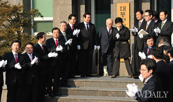 ▲ 박근혜 대통령 당선인이 6일 삼청동 인수위원회에서 현판식을 갖고 있다. ⓒ 정상윤 기자