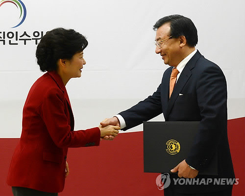 ▲ 박근혜 대통령 당선인은 6일 삼청동 인수위 사무실에서 이정현 정무팀장에게 임명장을 수여하고 있다. ⓒ 연합뉴스