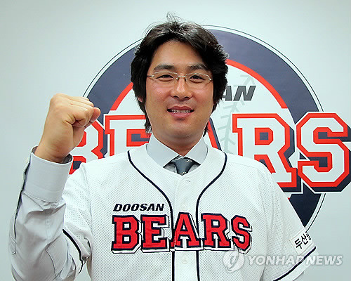 ▲ 고(故) 최진실씨의 전 남편인 전직 프로야구 선수 조성민(40)씨가 6일 오전 서울 강남구 도곡동 한 아파트에서 숨진채 발견됐다. 경찰은 조씨가 화장실에서 허리끈으로 목을 맨 채로 발견됐다고 밝혔다. 사진은 조씨가 지난해 1월 두산과 2군 재활코치 계약을 한 뒤 포즈를 취한 모습 ⓒ연합뉴스