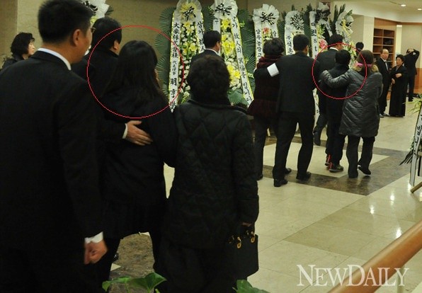 ▲ 친척들의 부축을 받고 고인의 빈소에 들어서고 있는 환희(앞)-준희(뒤) 남매.  ⓒ 이종현 기자